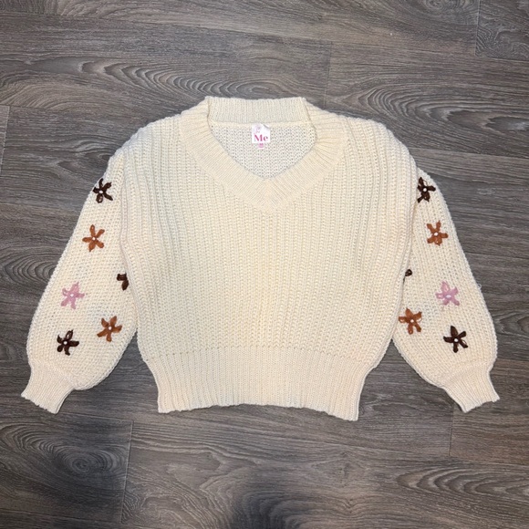 Sweaters - chunky knit v-neck embroidered flower sleeve sweater